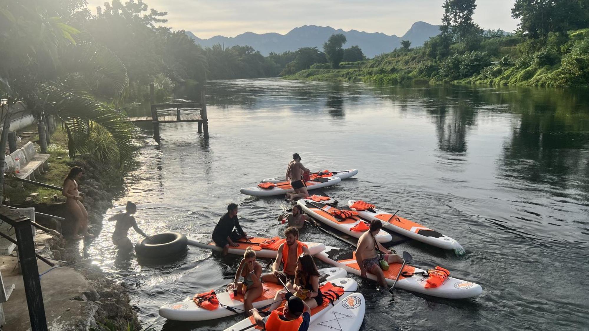Ban Chuk Kum Revolution Kanchanaburi Adventure Hq מראה חיצוני תמונה